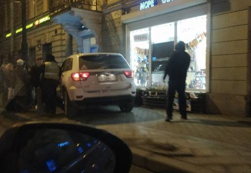 Водитель внедорожника потерял сознание за рулем и врезался в стену в Петербурге