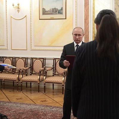 Путин вручил награды семьям сотрудников, погибших при ЧП под Северодвинском