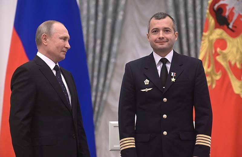 Путин вручил госнаграды посадившим А321 в поле пилотам