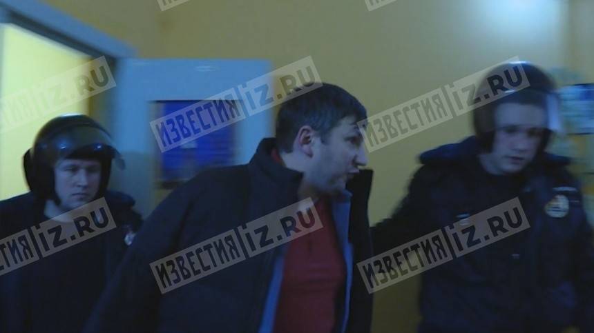Видео задержания мужчины, подозреваемого в стрельбе в жилом доме в Ленобласти