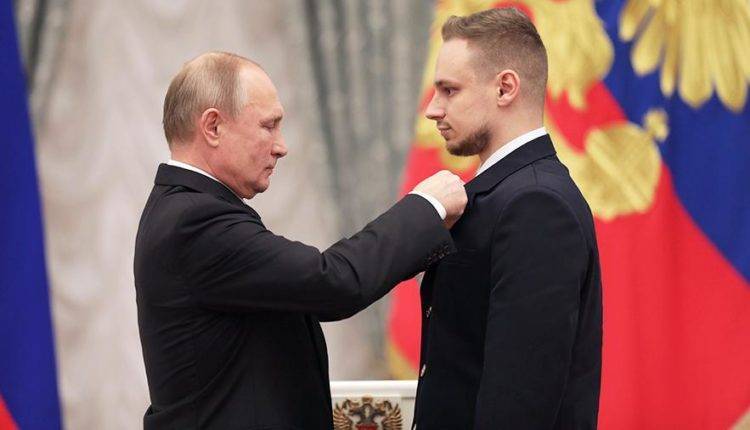 Путин наградил звездами Героев России посадивших самолет в поле летчиков