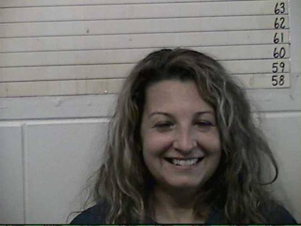 На жутком полицейском снимке женщина улыбалась после того, как ее арестовали за убийство мужа