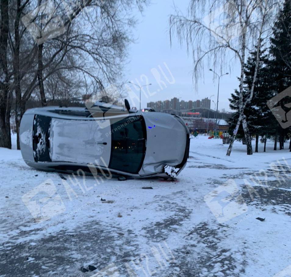 Аварию в центре Кемерова спровоцировал 18-летний водитель без прав