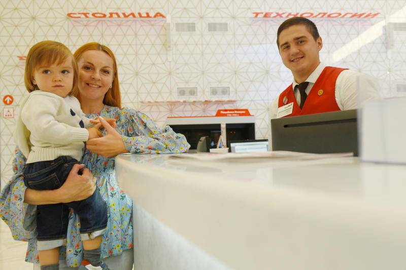 Центры госуслуг помогут москвичам с оформлением документов на детей
