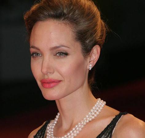 Анджелина Джоли напугала поклонников иссохшей рукой