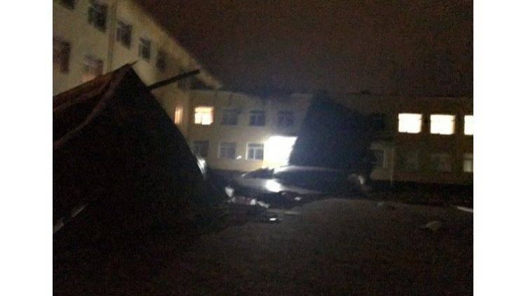В Джанкое ураганным ветром сорвало крышу со школы