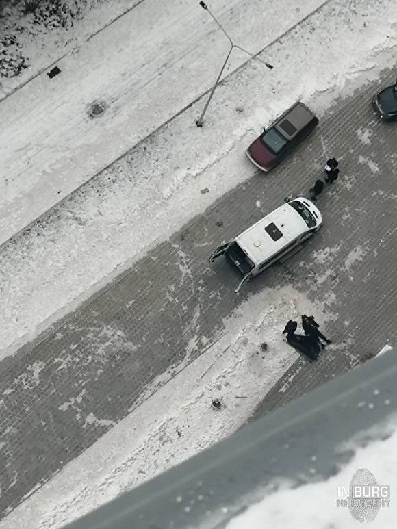 В Екатеринбурге с балкона многоэтажки выпал мужчина