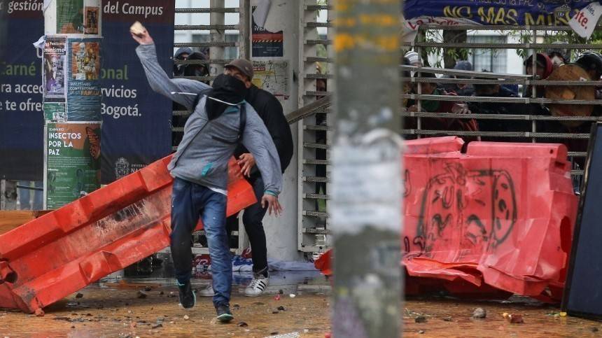 В Колумбии протестующие забросали полицию камнями и коктейлями Молотова