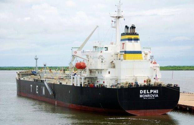 Ураган в Одессе: В порту танкер сорвало с якоря и отнесло на мель