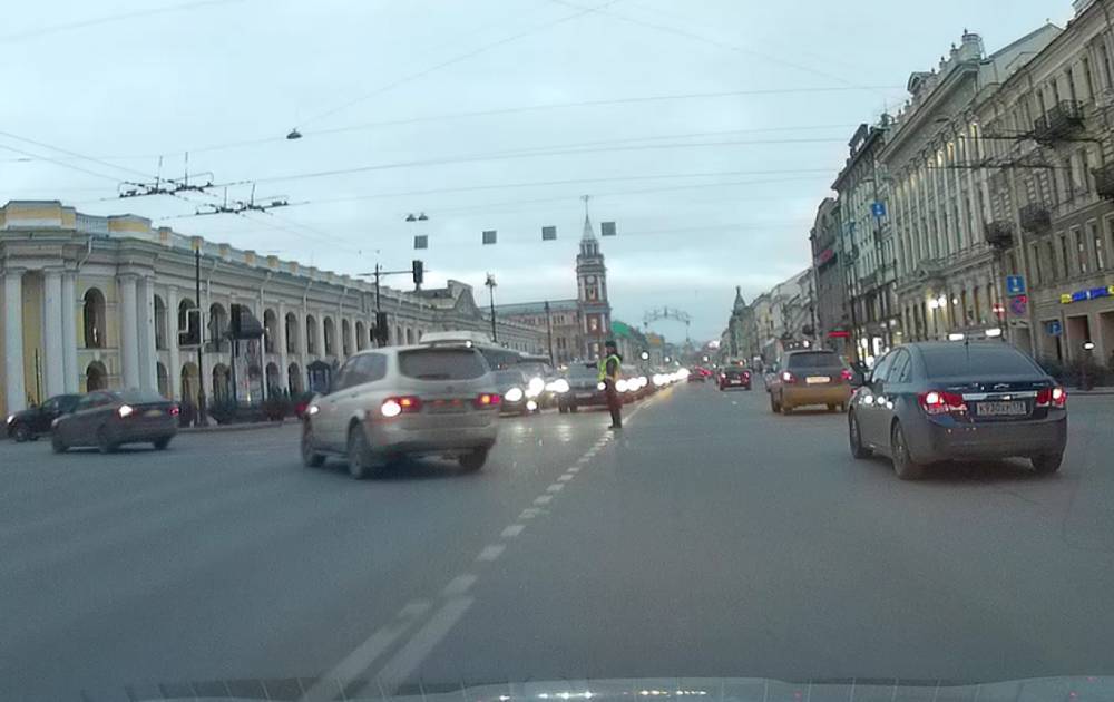 Неработающий светофор на пересечении Невского и Садовой стал причиной серьезных пробок