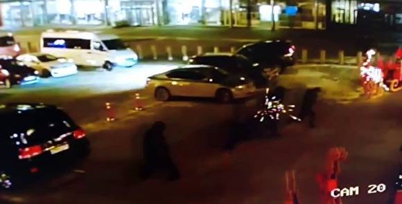 Кража ₽30 млн возле аэропорта Кольцово попала на камеры. Возбуждено уголовное дело