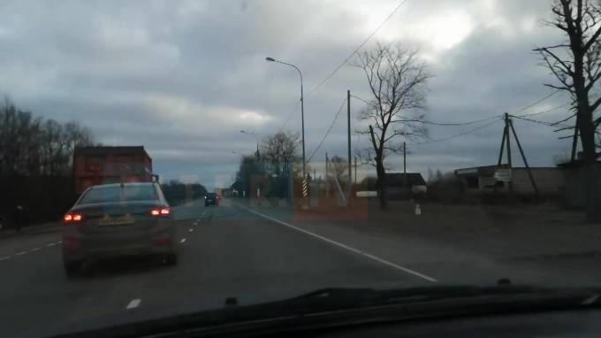На Таллинском шоссе легковушка снесла опору ЛЭП
