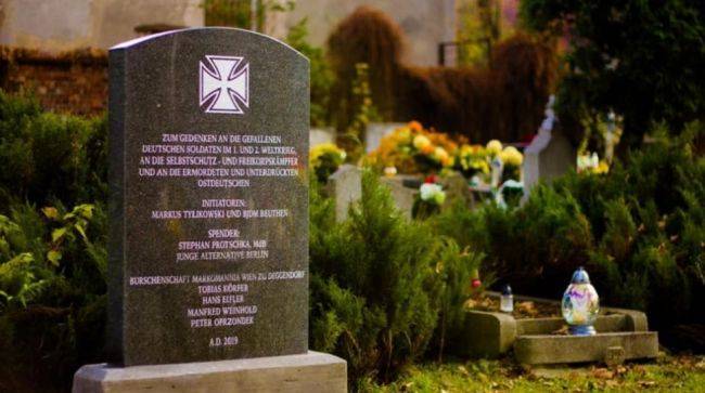 Польские власти потребовали немедленного демонтажа памятника фашистам