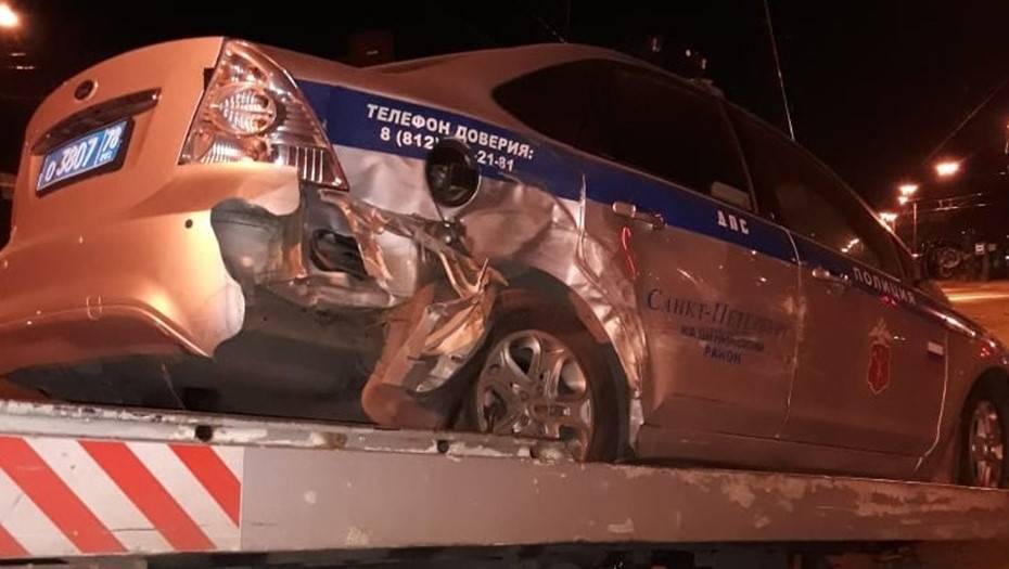 В Петербурге пьяный водитель без прав врезался в полицейский автомобиль
