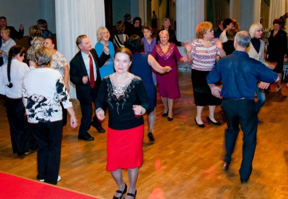 В Мурманске людей старшего поколения приглашают на «Танцплощадку»