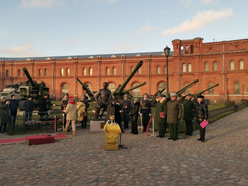 У Артиллерийского музея открыли памятник Калашникову