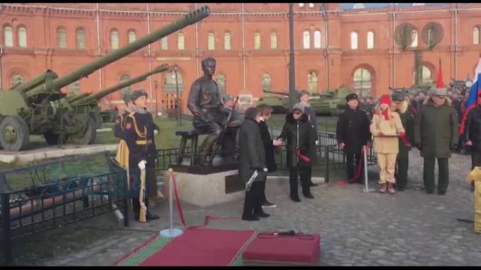 В Военно-историческом музее открыли памятник Михаилу Калашникову