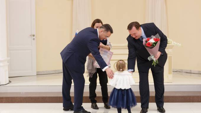 В Выборгском районе Петербурга 13 семей получили материнский капитал