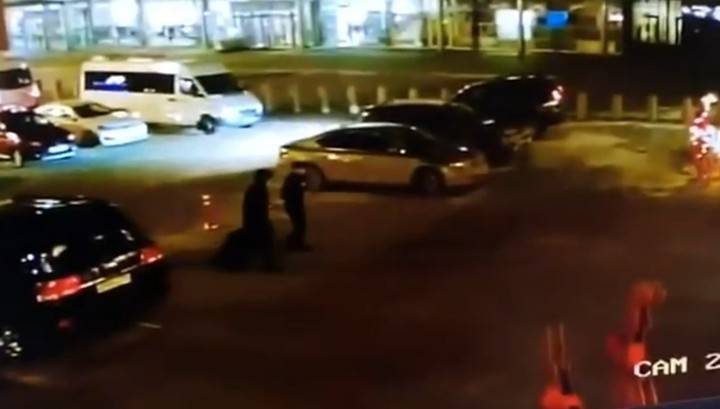 Три выстрела в спину: налет на перевозчика денег в аэропорту Кольцово попал на видео