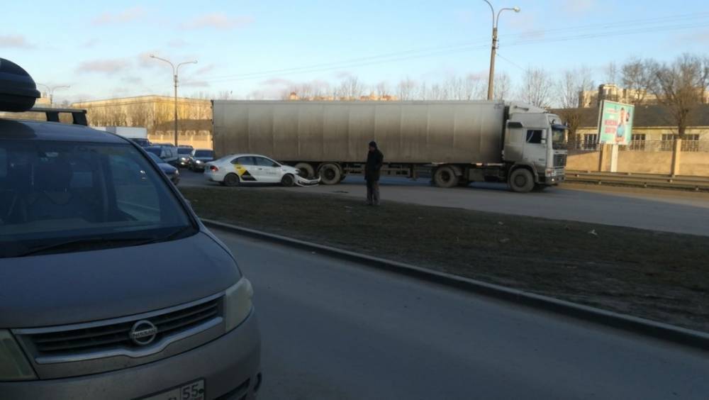 Фура и «Яндекс.Такси» перегородили проезд по Московскому шоссе