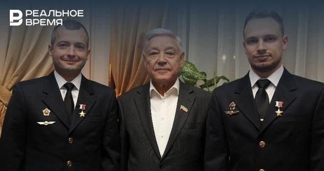 Мухаметшин поздравил летчика Дамира Юсупова и его напарника с присуждением звания Герой России