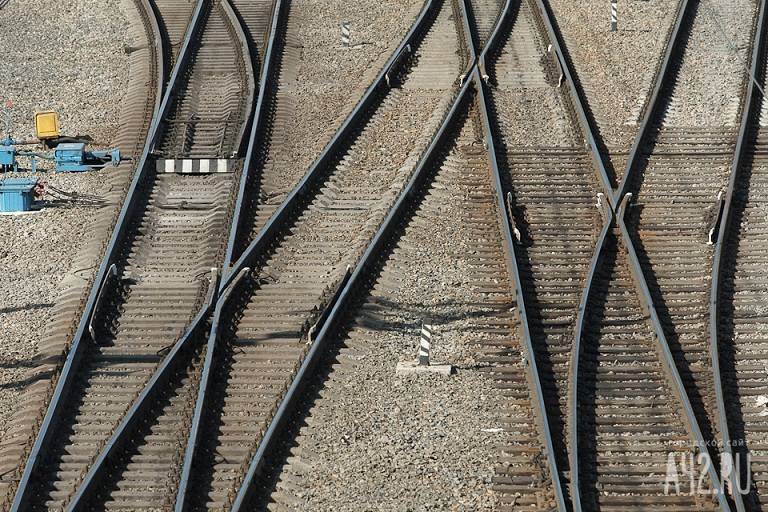 В Кузбассе работница железной дороги предотвратила столкновение поезда с грузовиком