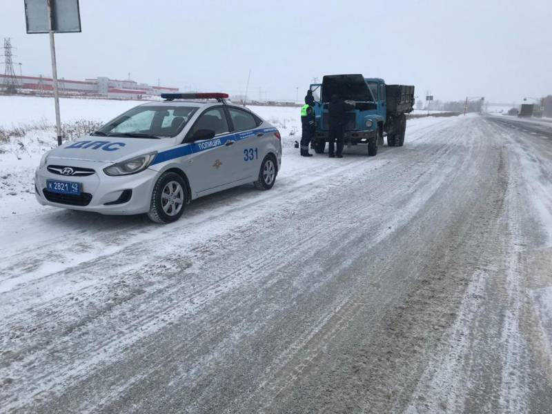 В Кузбассе полицейские помогли замёрзшему на трассе водителю грузовика