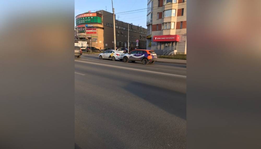 Вечные участники ДТП такси и каршеринговый автомобиль встретились на Малой Балканской