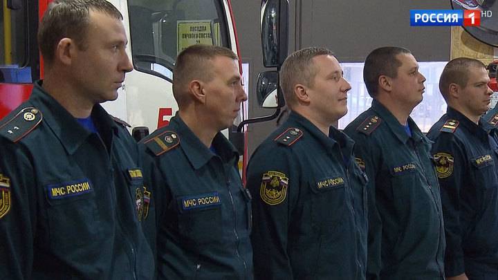 Спасенные жители дома на улице Удальцова пришли лично поблагодарить пожарных