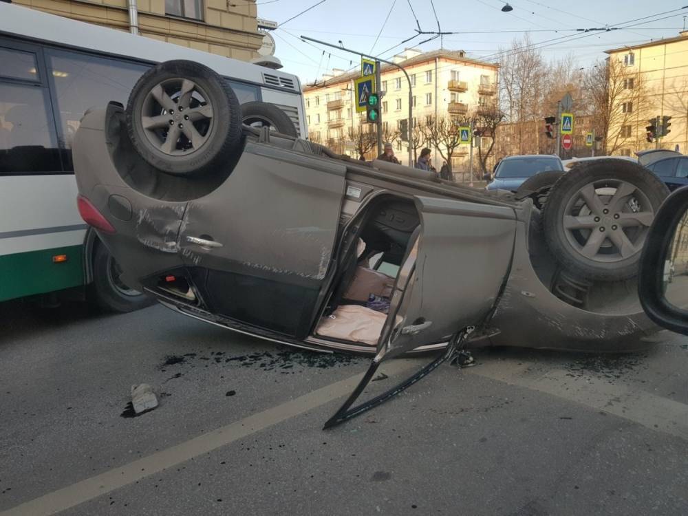 На Таллинской улице Chevrolet перевернул вверх тормашками Nissan Murano
