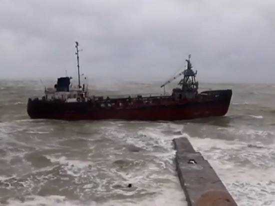 В Черном море терпит бедствие танкер