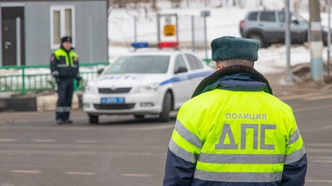 В Петербурге оперативники задержали инспектора ДПС по подозрению в получении взятки