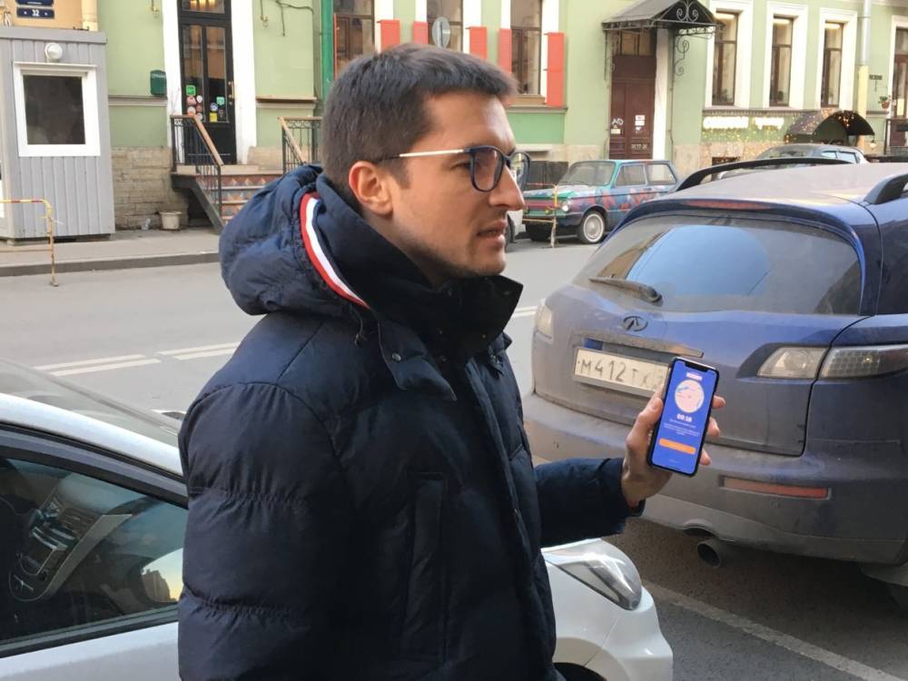 В Петербурге показали новое устройство и приложение для автоматической оплаты парковки