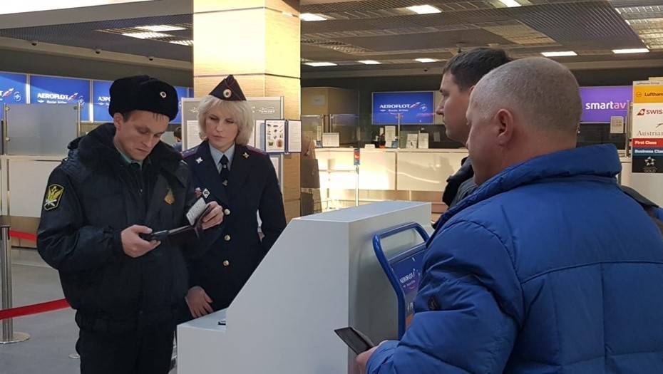 Приставы и полицейские провели в Пулково рейд по должникам