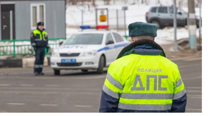 В Петербурге вычисляют инспекторов ДПС, бравших с водителей взятки