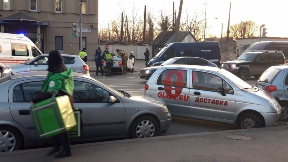 На Литовской Volkswagen после удара об автомобиль Спецсвязи перевернулся на крышу