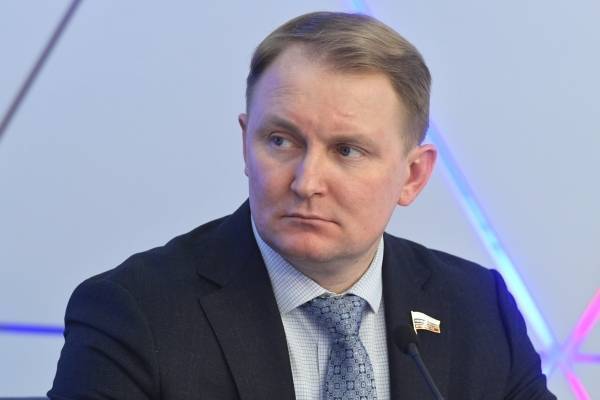 Депутат предложил платить срочникам 100 тысяч рублей за год службы