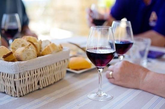 Врач развеял распространённые мифы о пользе красного вина