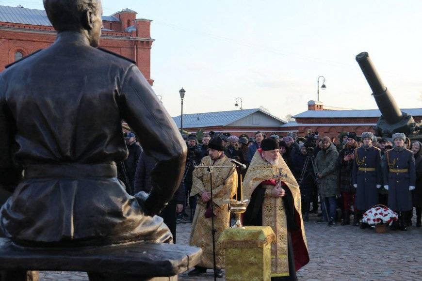 Памятник Михаилу Калашникову в Петербурге призван вдохновить молодых оружейников
