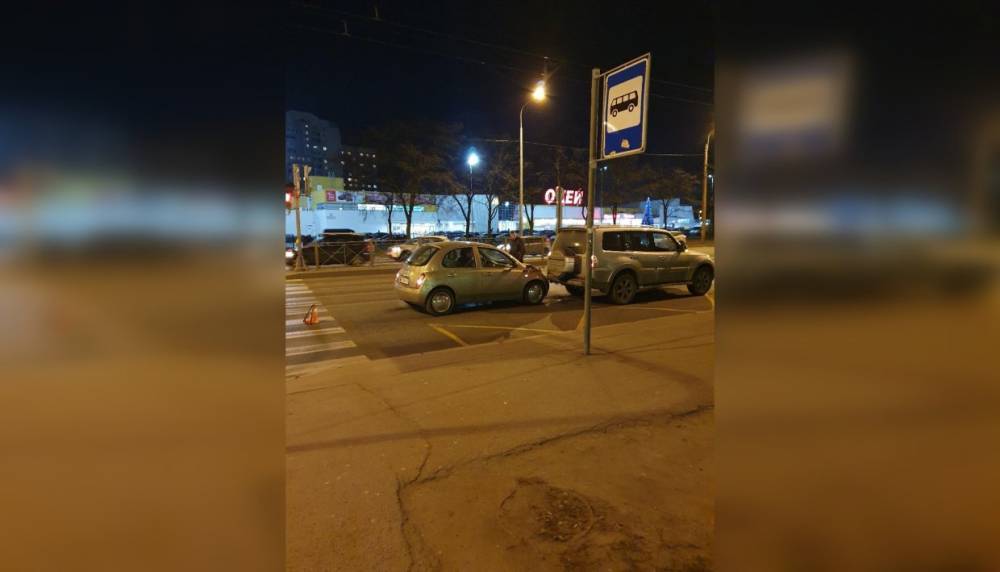 Nissan Micra въехала в Mitsubishi Pajero прямо на автобусной остановке в Кировском районе