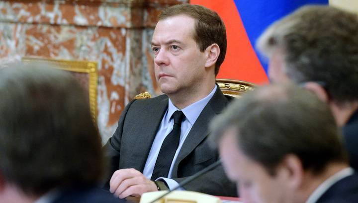 Медведев высказался по неполному рабочему дню и зарплатам
