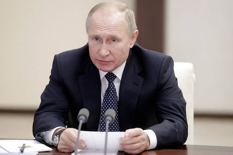 Путин потребовал за три года поднять доходы граждан