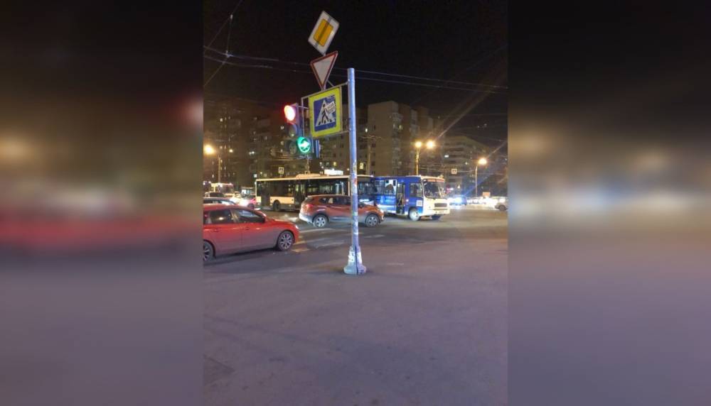 Борьба маршрутки и автобуса закончилась аварией на перекрестке Ленинского и Зины Портновой
