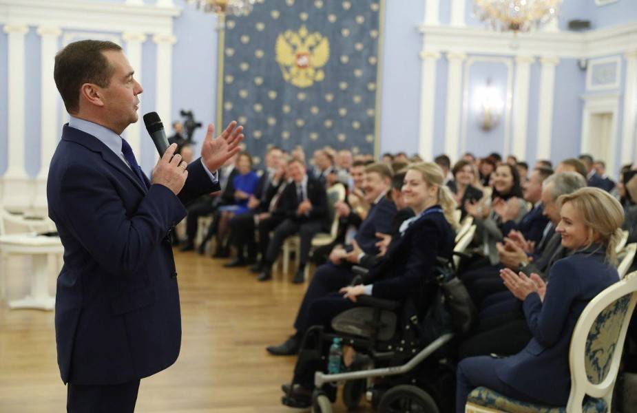 Медведев предложил способ трансформации четырехдневной рабочей недели