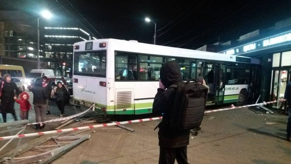 Опубликовано видео с протаранившим цветочный павильон автобусом в Калининграде