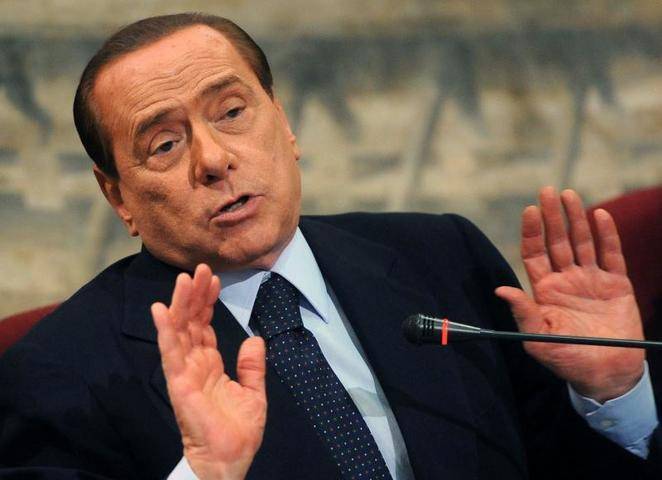 Бывший премьер-министр Италии Берлускони попал в больницу из-за травмы ноги
