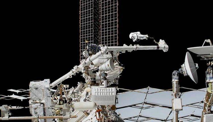 Астронавты NASA завершили второй этап ремонта спектрометра на МКС