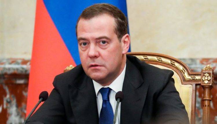 Медведев объяснил нежелание вводить определение неполного рабочего дня