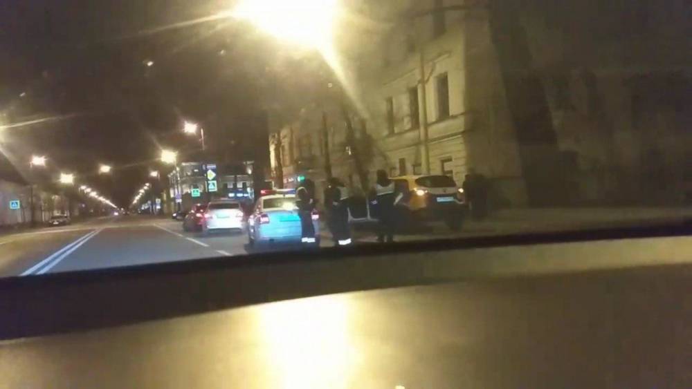 В Кронштадте пьяный водитель каршерингового авто влетел в дерево и попался полиции