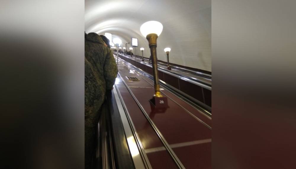 В петербургском метро объяснили причину обновления светильников на «Площади Ленина»